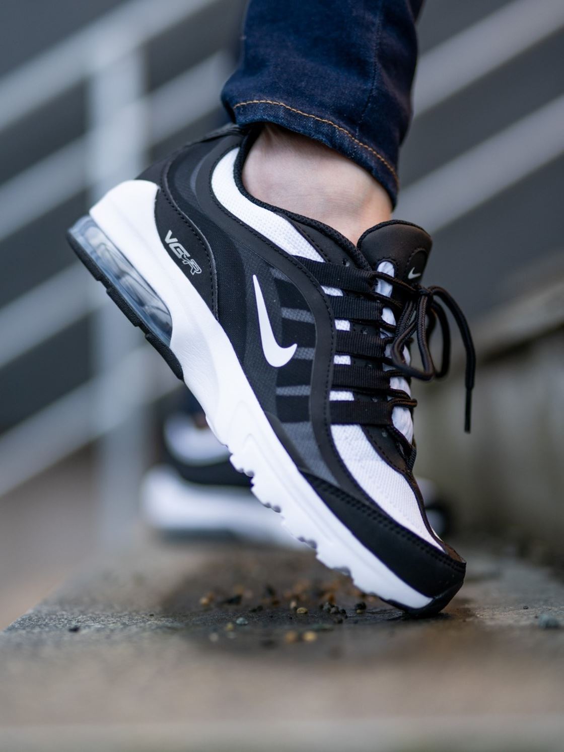 nike air max vg r black and white