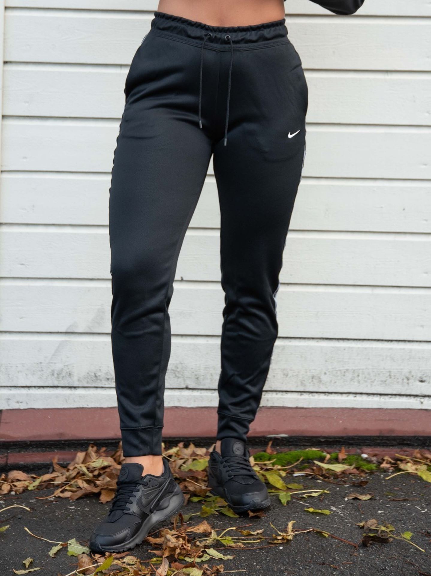 Nike jogger logo tape deals