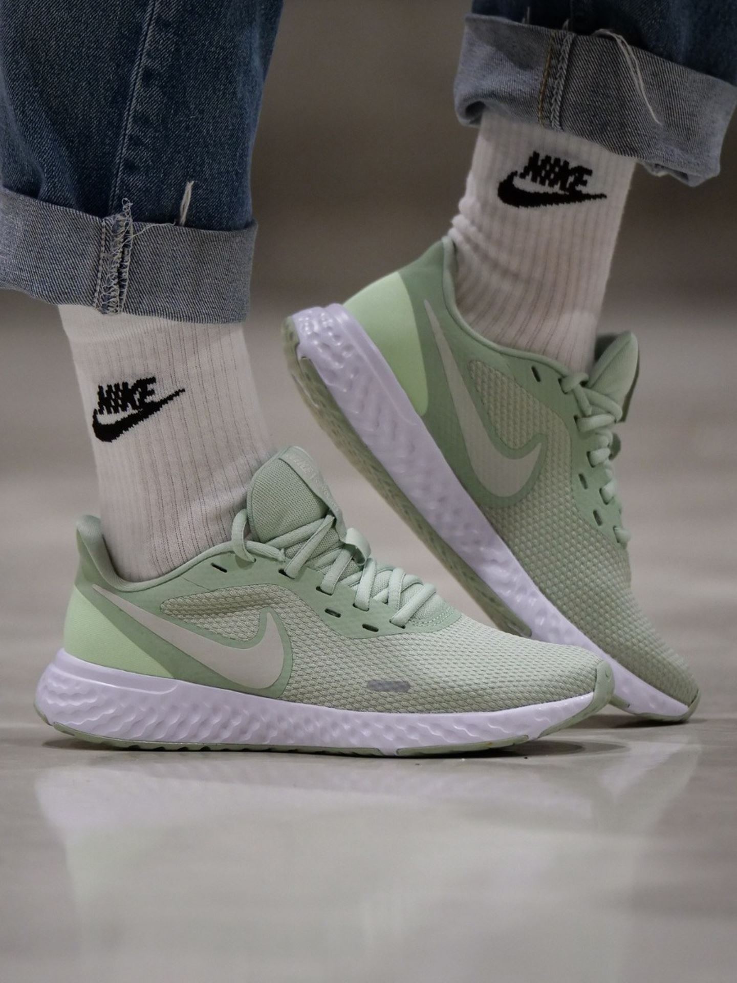 nike revolution 5 pistachio